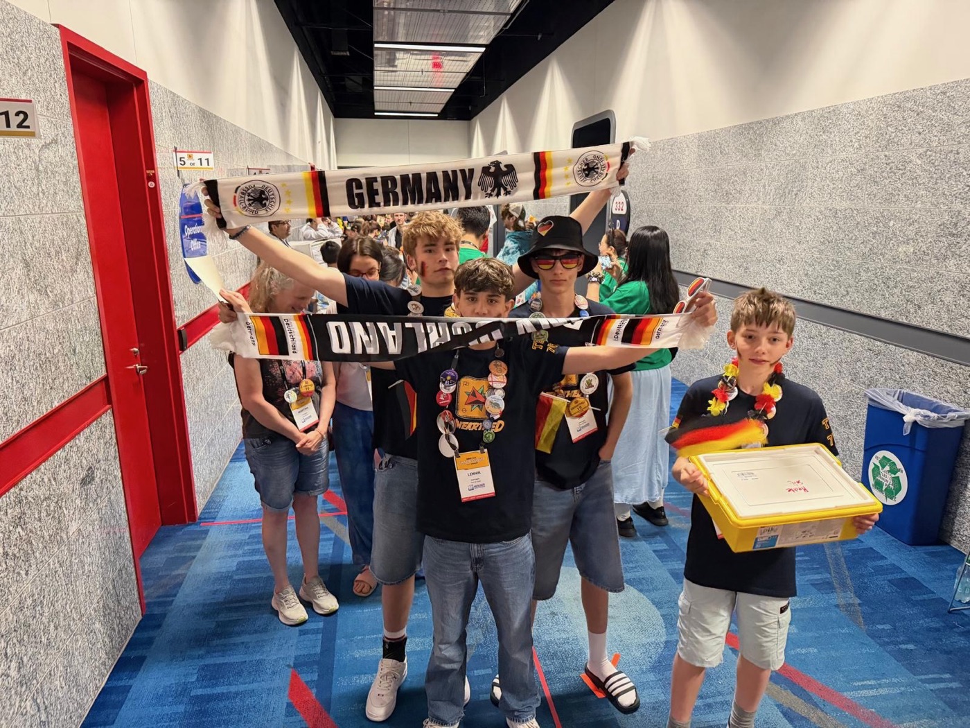 Gold Eagles mit Deutschland-Schals und Robot-Box vor dem Robot Game