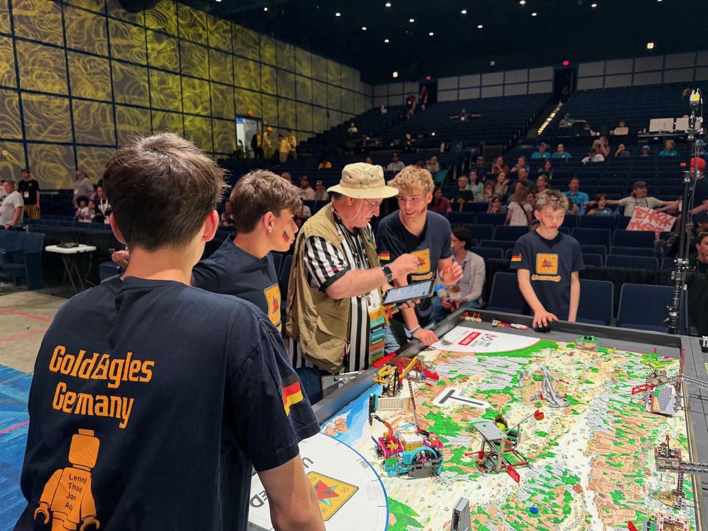 Das Team bespricht eine Robot-Game-Runde mit dem Schiedsrichter