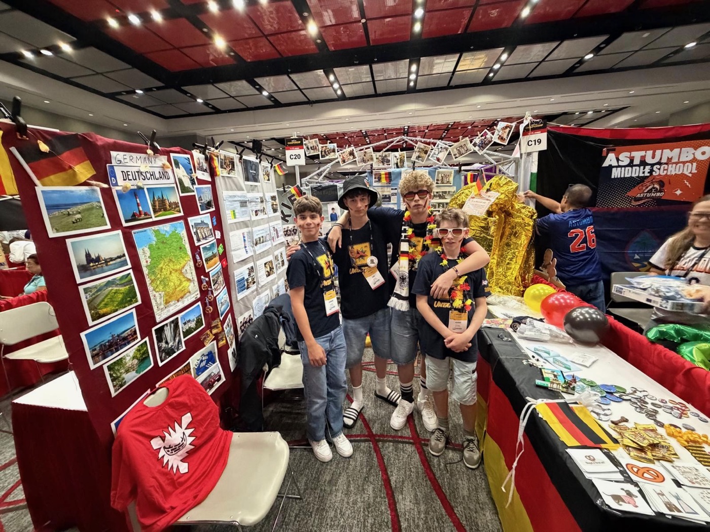 Das Team vor dem Gold Eagles Stand