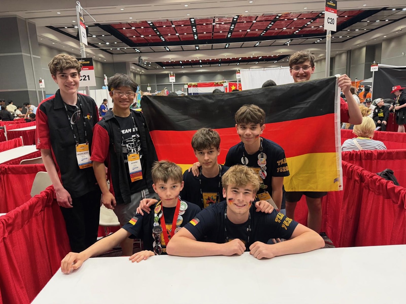 Gold Eagles mit Mitgliedern eines anderen internationalen Teams in Houston