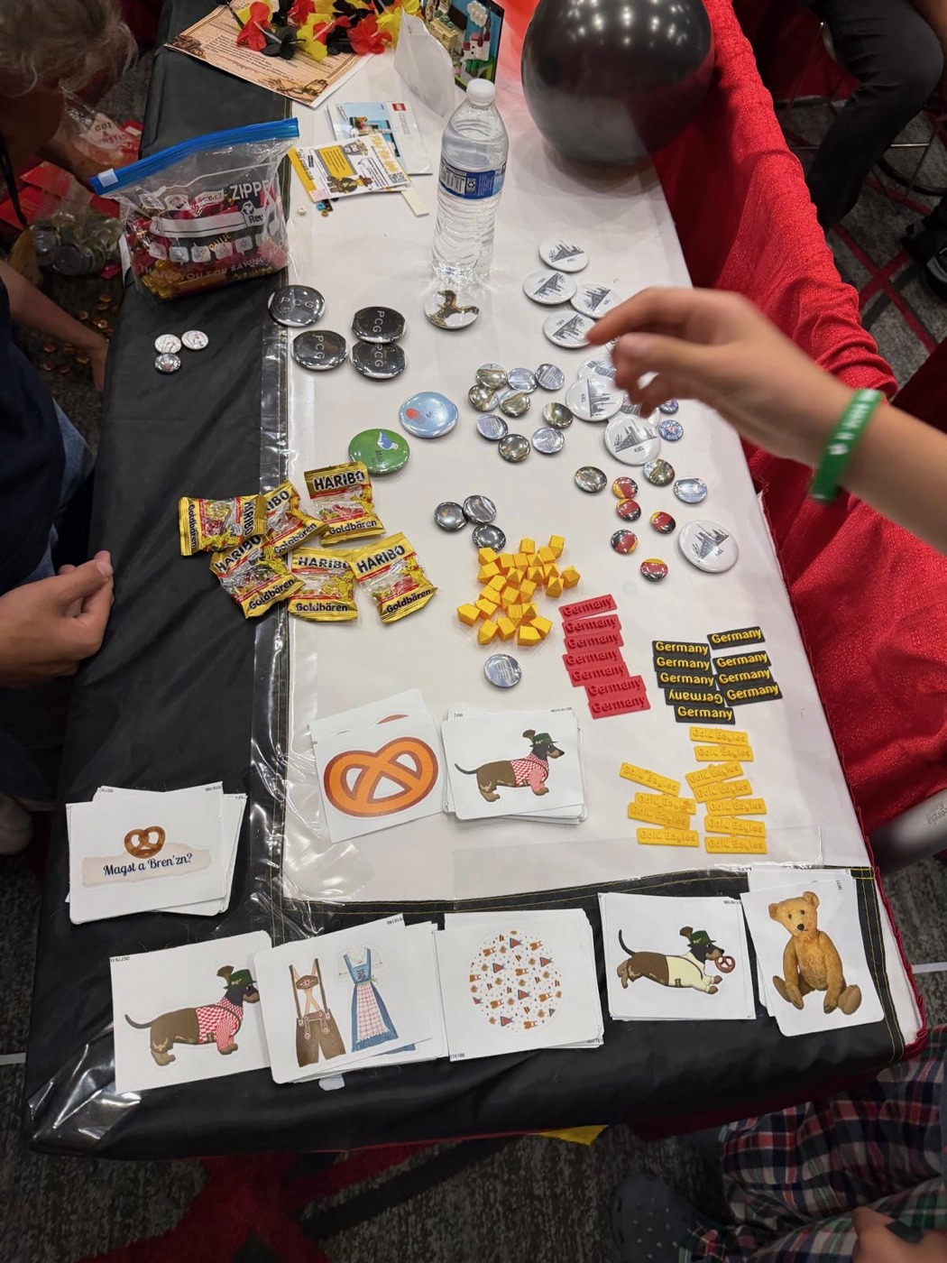 Buttons, Brezeln und kleine goldene Steine am Teamstand