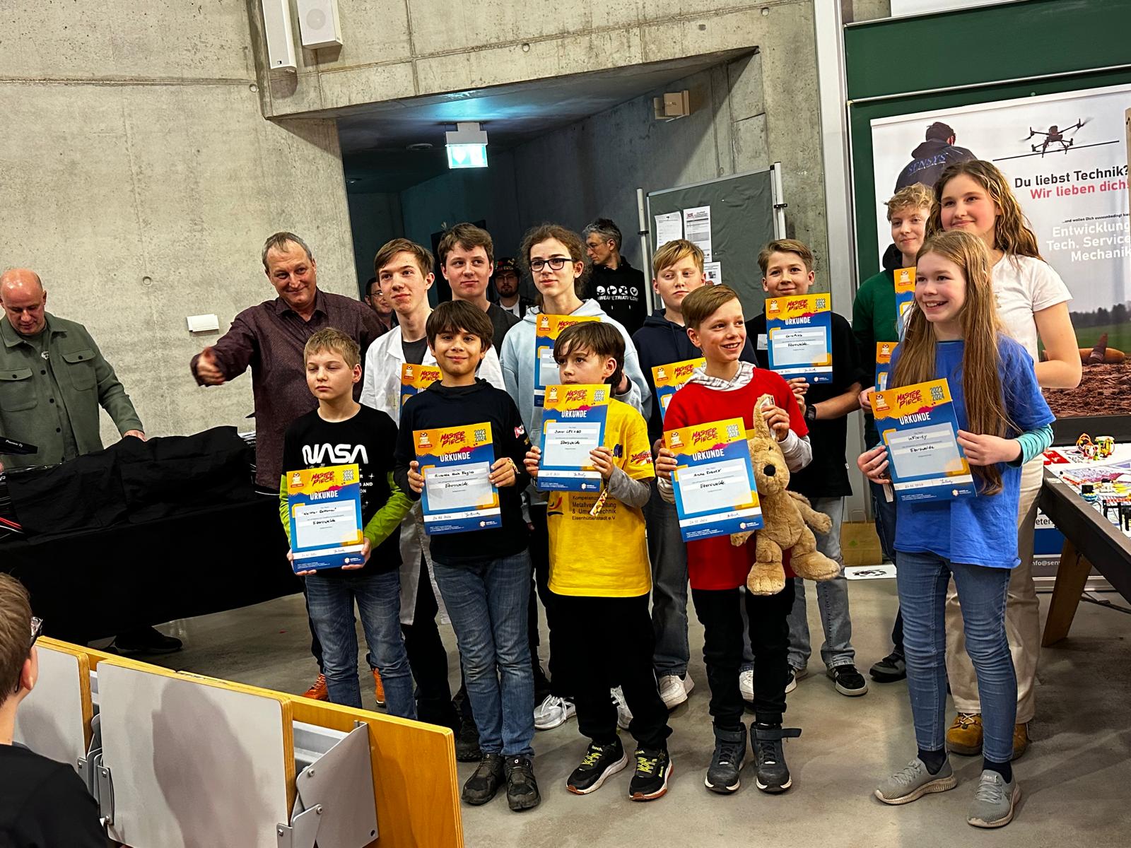 Teams mit ihren Urkunden bei der Preisverleihung in Eberswalde