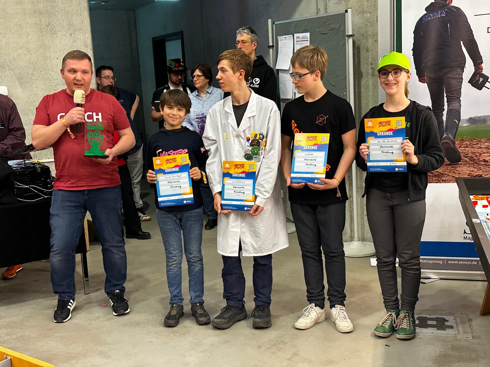 Das Team mit Forschungsurkunden und Coaches-Pokal