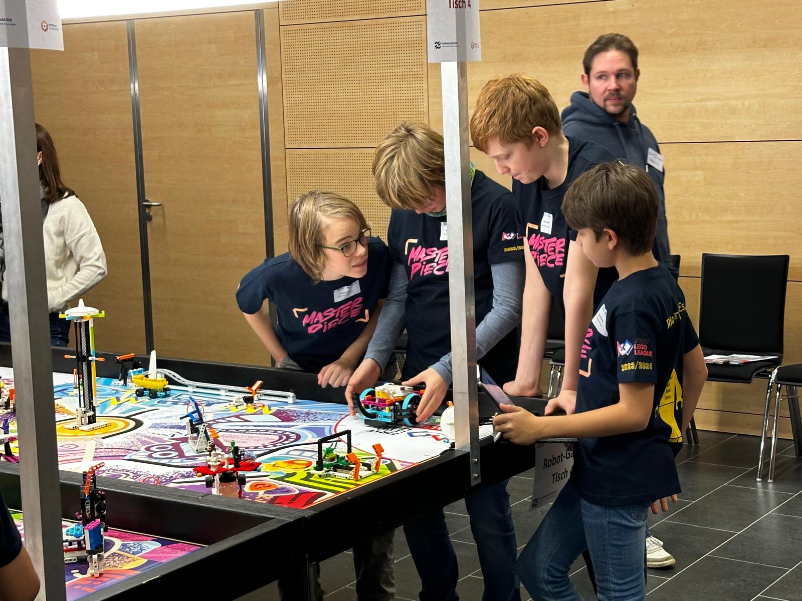 Das Team setzt den Masterpiece-Roboter am Robot-Game-Tisch ein