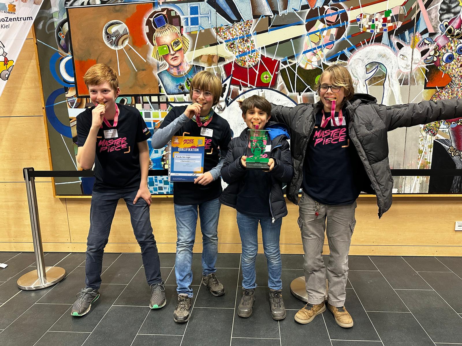 Das damalige Masterpiece-Team mit Forschungspokal und Qualifikationsurkunde in Kiel