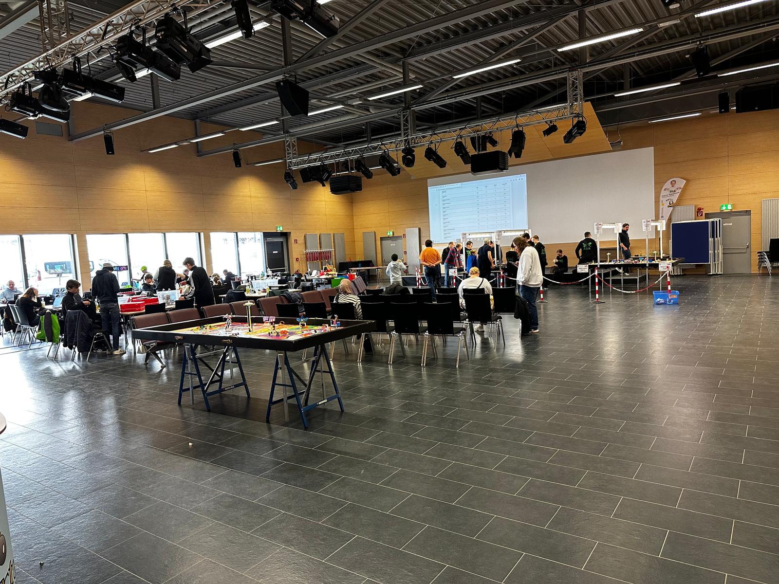 Wettbewerbshalle mit Masterpiece Robot-Game-Tischen in Kiel