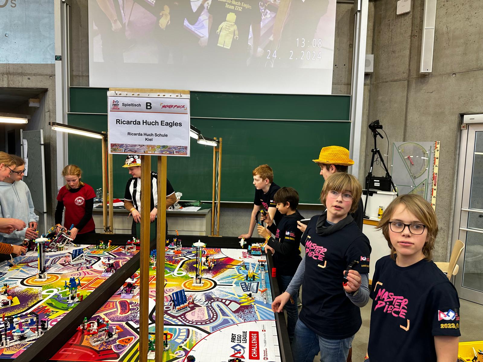 Das Team am Masterpiece Robot-Game-Tisch in Eberswalde
