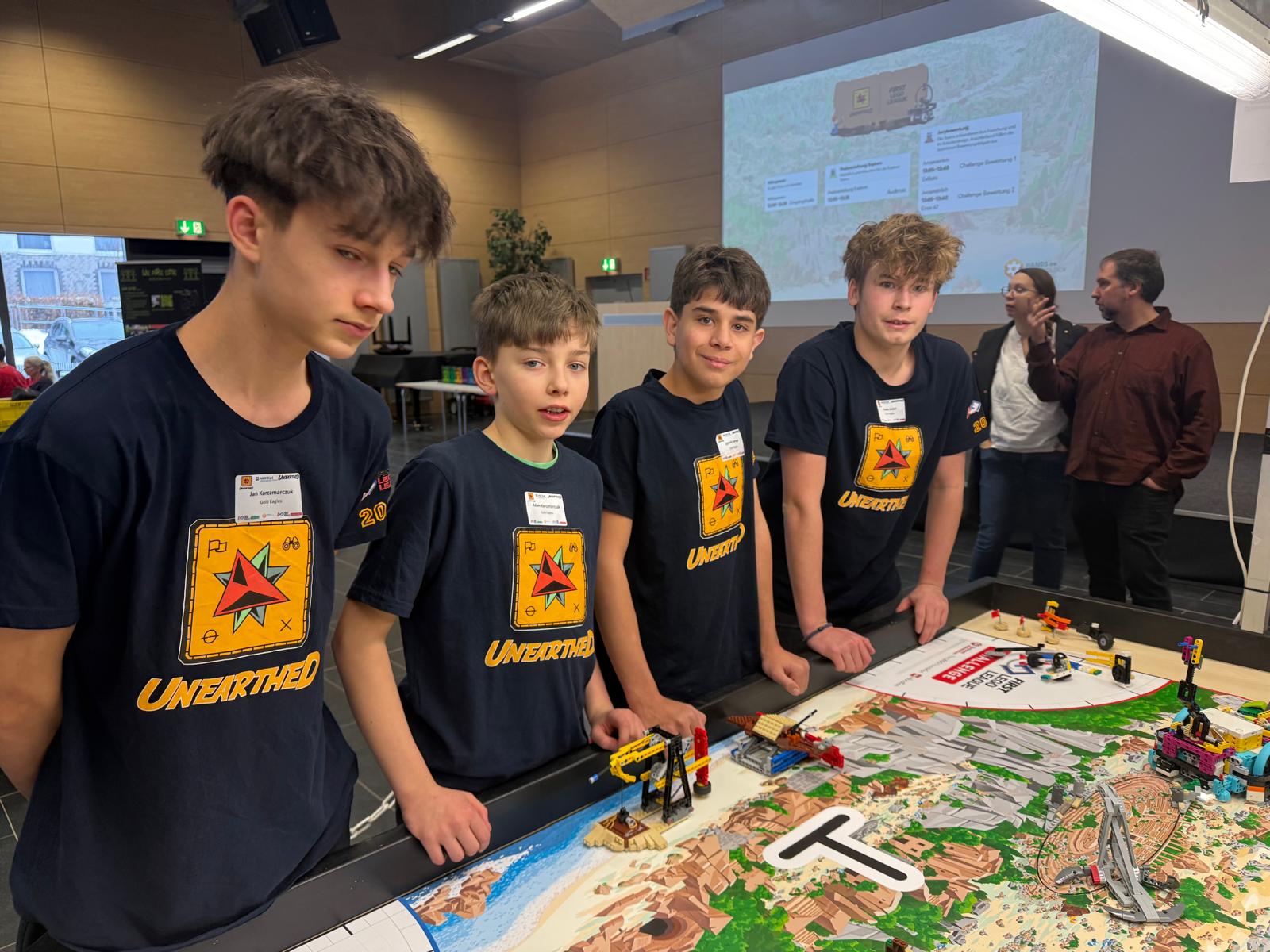Das Gold Eagles Team am FIRST LEGO League Wettbewerbstisch