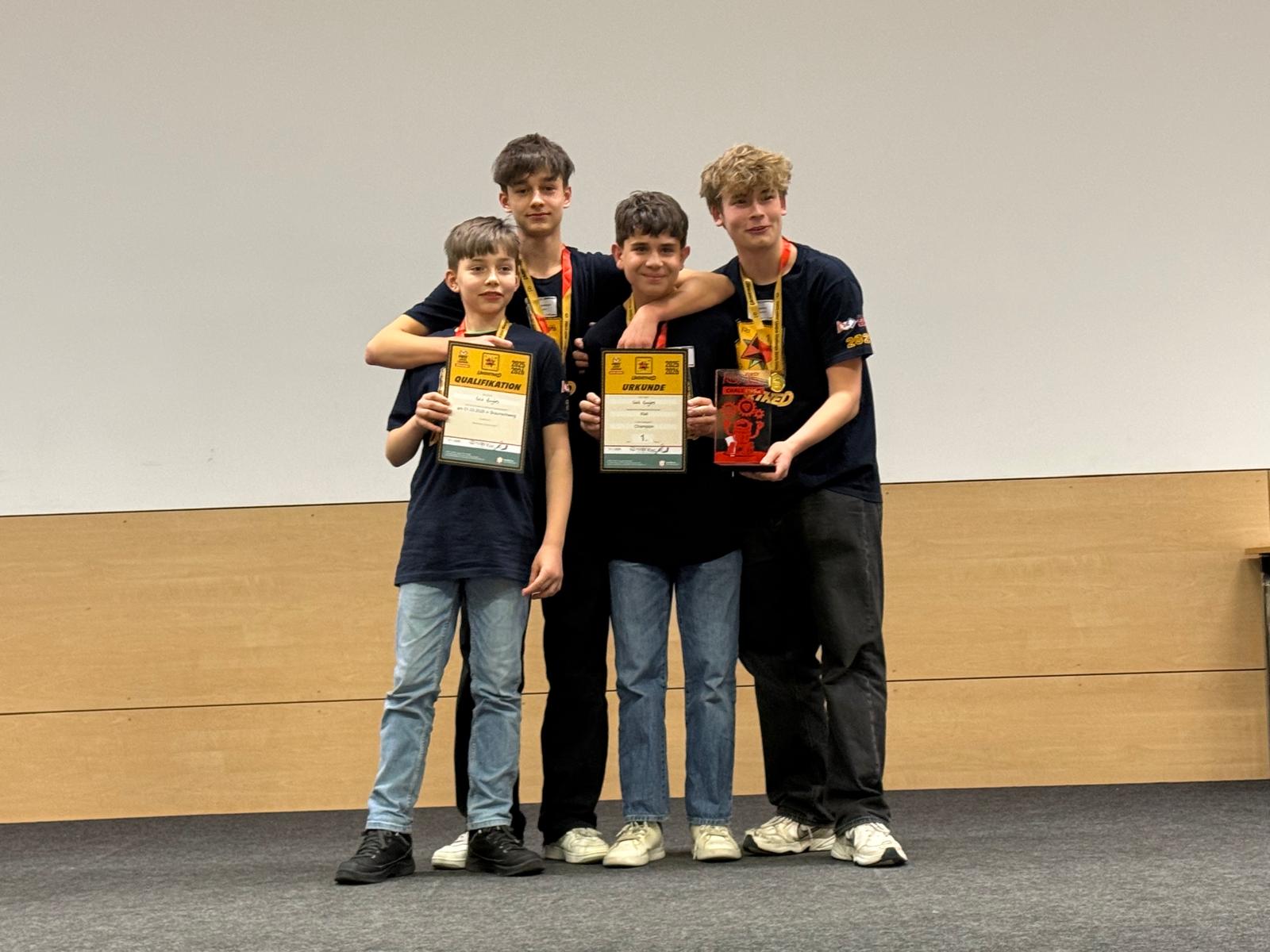 Die vier Gold Eagles mit Urkunden und Pokal
