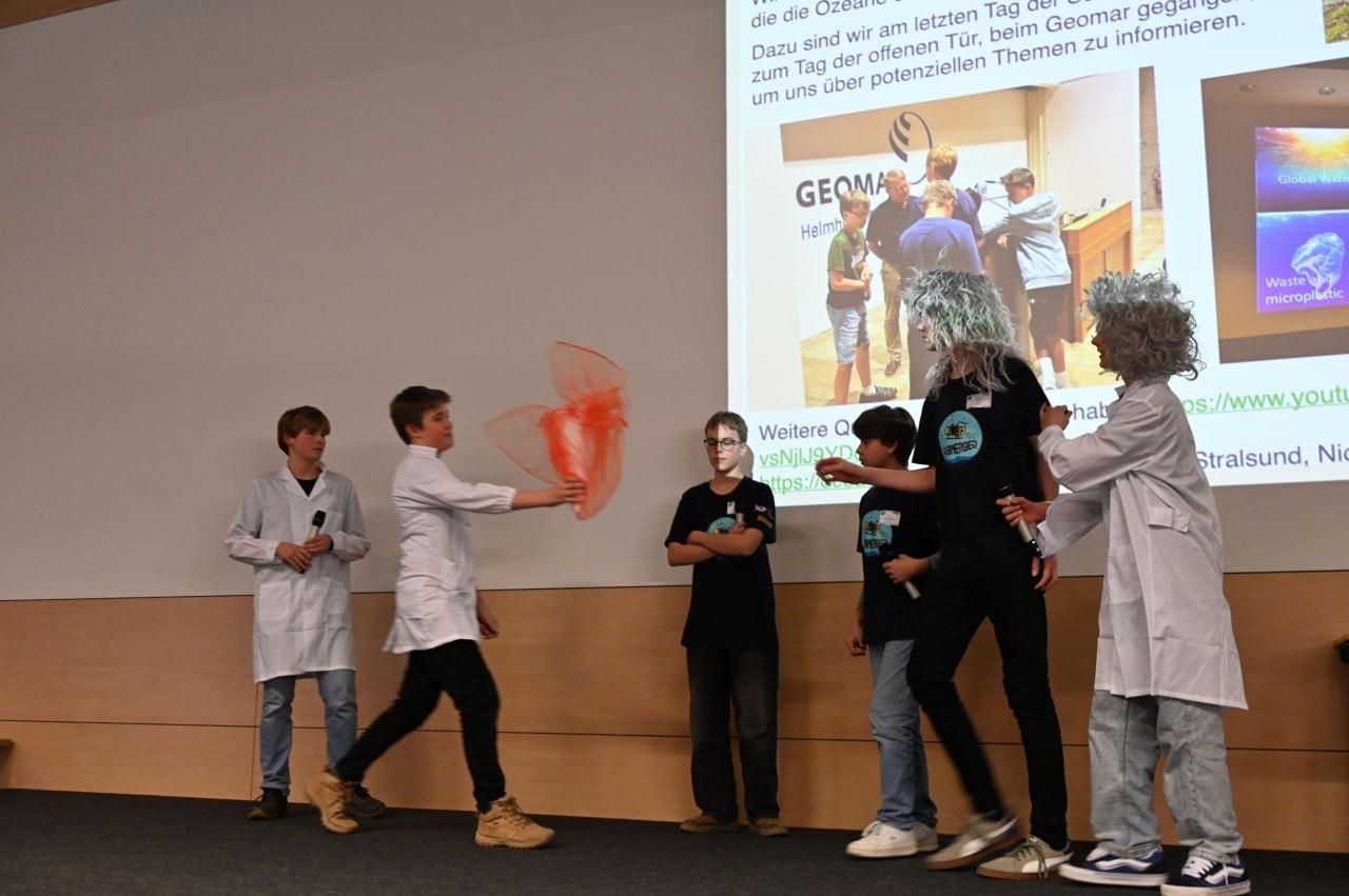Das Team demonstriert eine Idee während der Forschungspräsentation