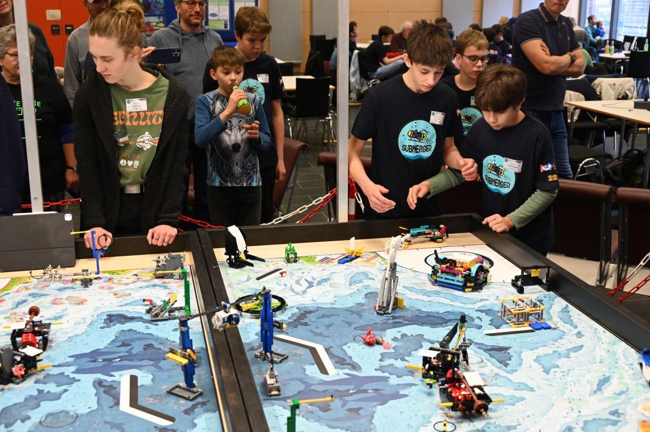 Gold Eagles während eines Submerged Robot-Game-Laufs