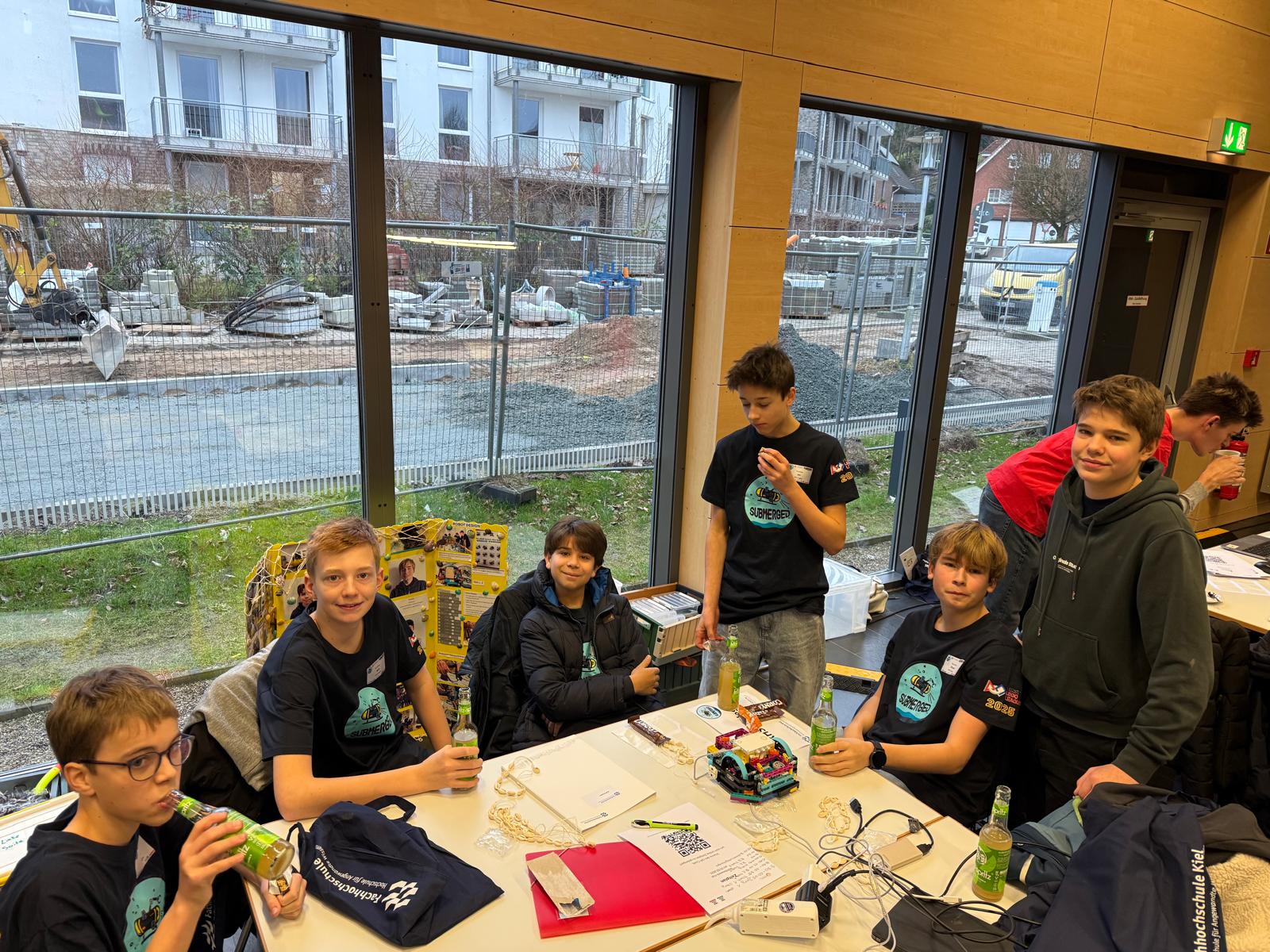 Das Team an seinem Arbeitsplatz beim Wettbewerb in Kiel