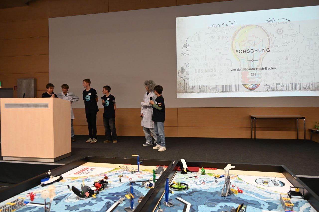 Das Team präsentiert sein Forschungsprojekt auf der Bühne