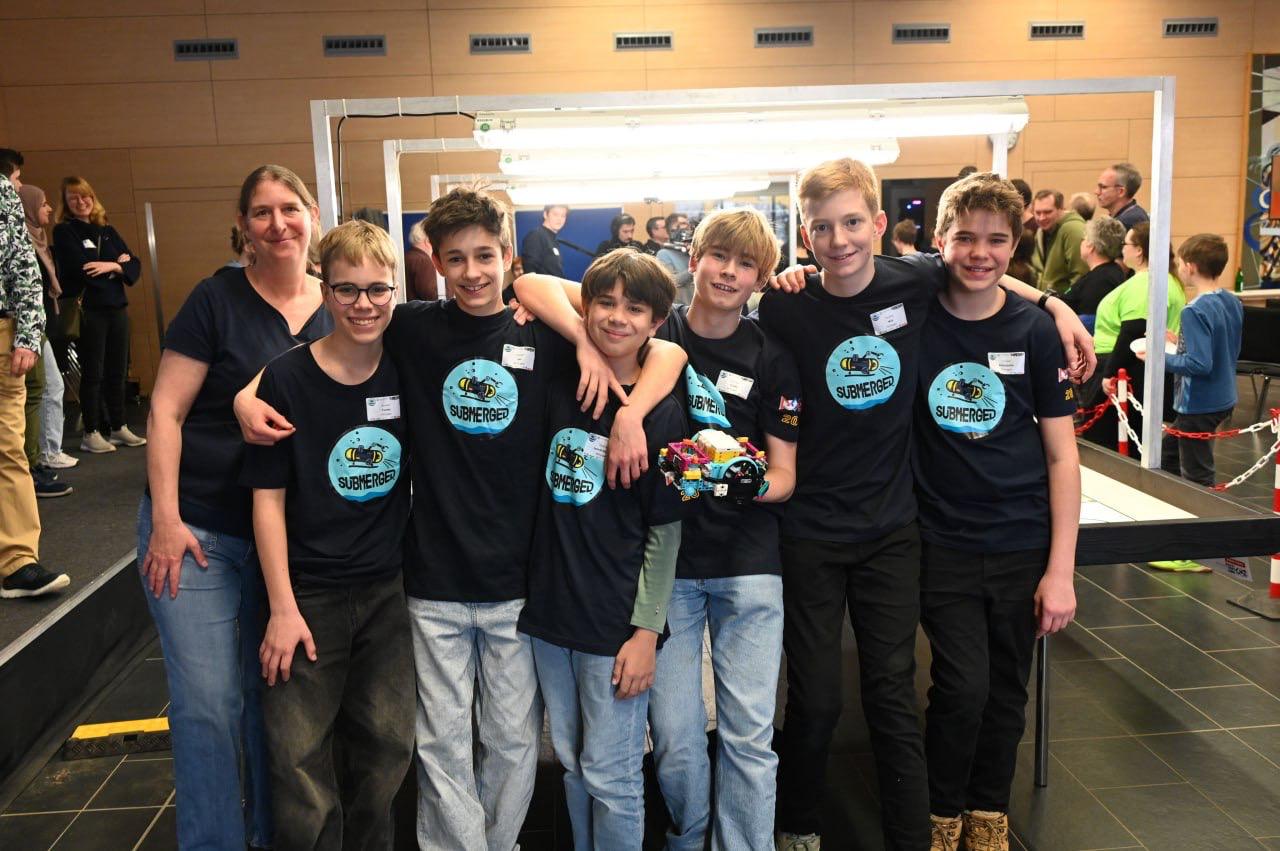 Das Submerged-Team mit Coach am Robot-Game-Tisch