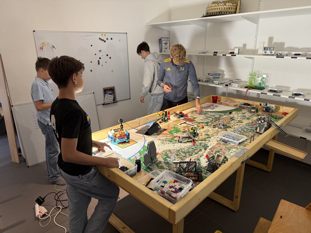 Robotik-Tisch in der Werkstatt der Gold Eagles